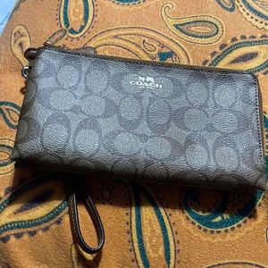 Used a few times Coach Double zip wallet wristlet but still in good condition